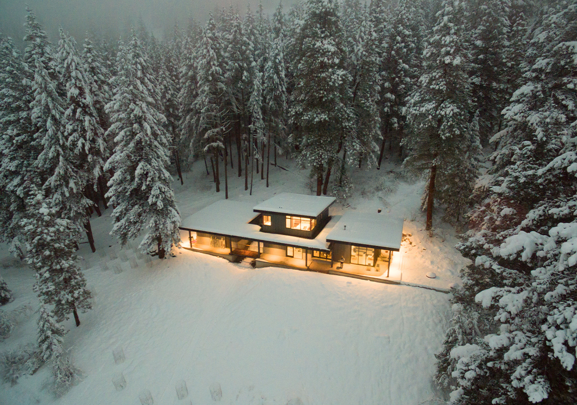 Nelson Residence in Methow Valley is a vacation home for family and friends to enjoy and explore outdoor recreation. Photo credit: CAST Architecture