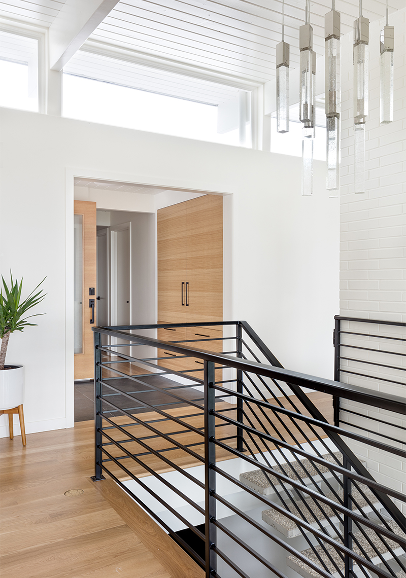 Historical transom windows
and ceiling beams in Blue Sound
Construction’s Blue Ridge Mid-
Century Modern.